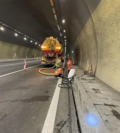 潮南隧道排水渠清淤